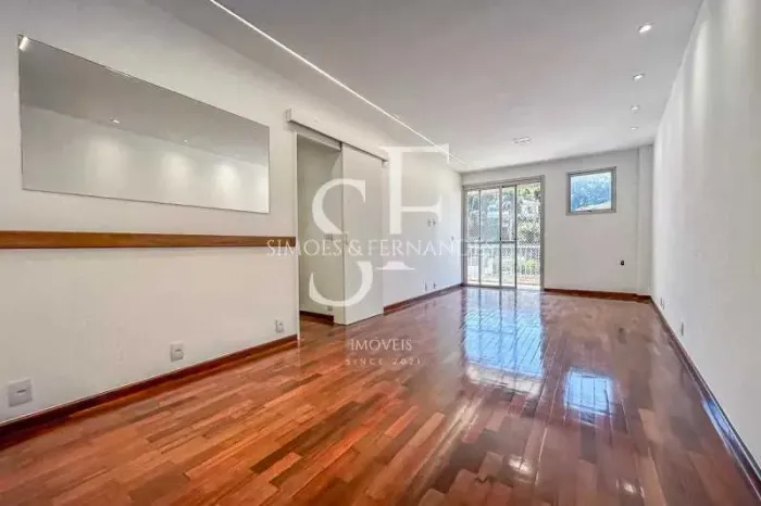 Cosme Velho - Rua Cosme Velho - Apartamento com 3 quartos, varanda, suíte e 2 vagas na esc