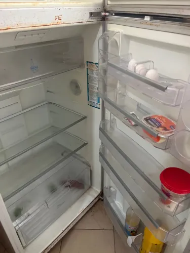 Vende-se geladeira com defeito
