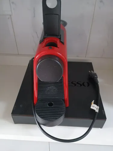 Máquina de café Nespresso Essenza vermelha - 110