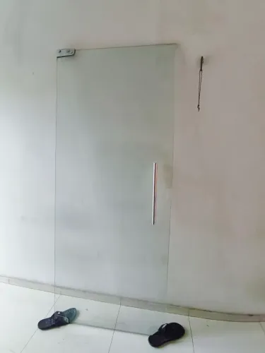 Porta de vidro temperado com puxador duplo
