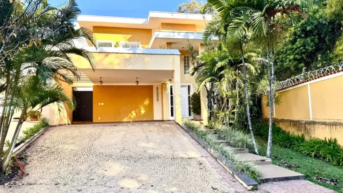 Sobrado de 4 Quartos no Chácara Prado | 3 Suítes, Piscina e 4 Vagas | Estuda Permuta
