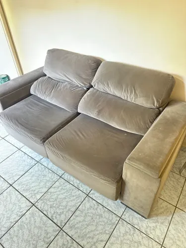Sofá retrátil com porta copos