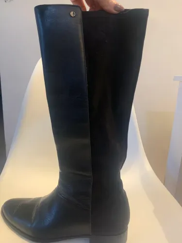 Botas Dumond tamanho 39, couro e camurça, com panturrilha bastante elástica e confortável