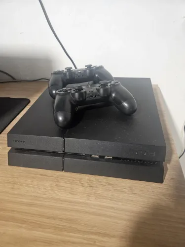 Ps4 1TB com 2 controles