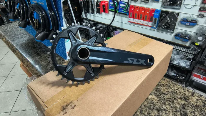 Pedivela Shimano deore SLX FC-M7100 com coroa Direct 34t e uma 32t praticamente zerada.
