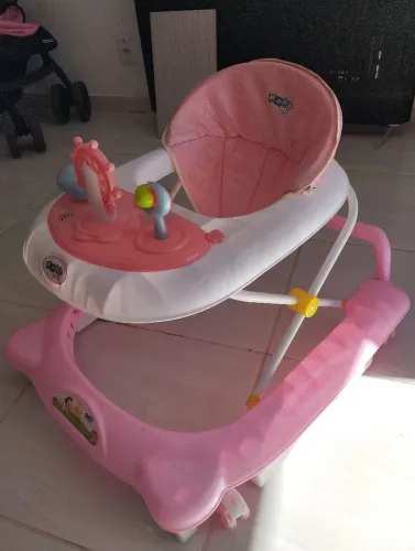 Andador de bebê marca Max baby