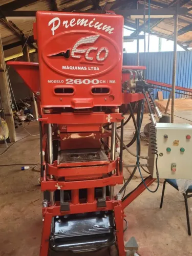 Prensa para tijolo ecológico com multiprocessador e esteiras