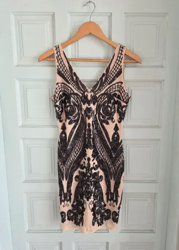 Vestido curto de festa TAM P bege com detalhes em preto