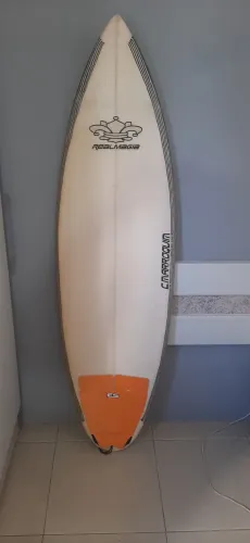 Pranchas de surf seminovas bem conservadas.