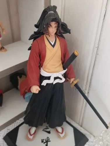 Action figure demon Slayer yoruichi