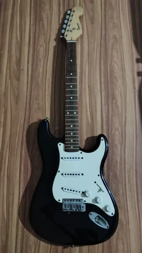 Guitarra squier bullet preta 