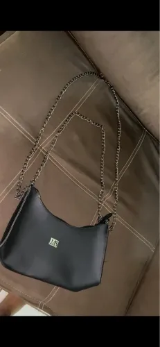 Bolsa Feminina Preta com Corrente - Estilo Fashion e Versátil