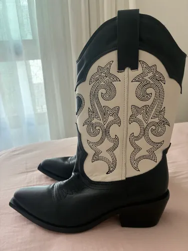 Bota Western Luiza Barcelos. Couro  