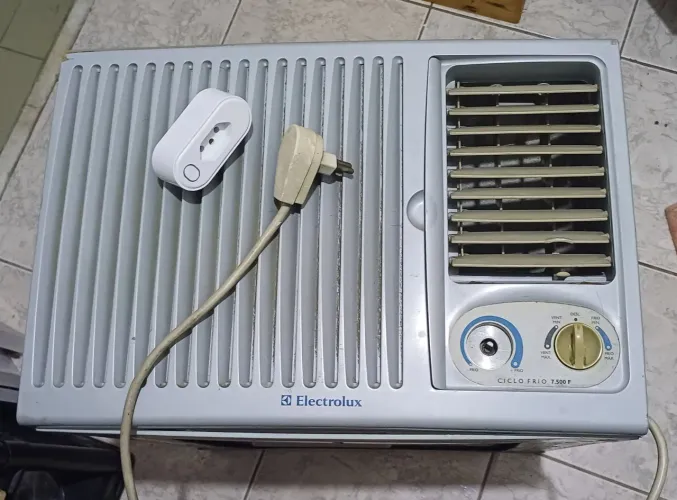 Ar-condicionado Janela Electrolux 7500 BTUs 220V + Tomada Inteligente Ekaza 20A Wi-Fi