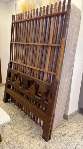 Cama de casal em madeira maciça