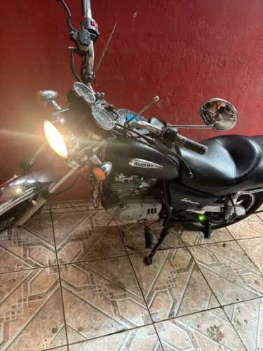 Intruder 125! Moto muito boa e em ótimas condições! Km original ! 