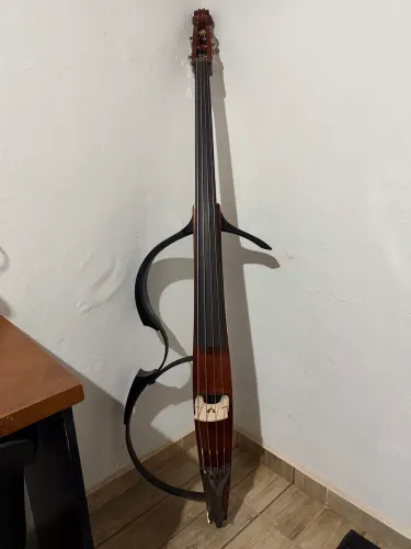 Baixo acústico Silent bass Yamaha 
