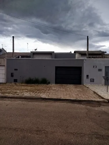 Vendo casa nova com 3 quartos com piscina proximo ao centro em Gurupi - TO