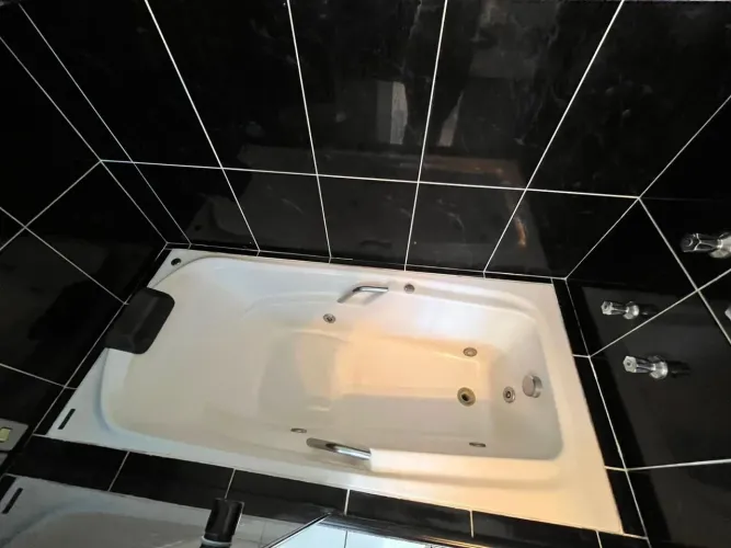 Banheira com hidromassagem medindo 1,80x0,80
