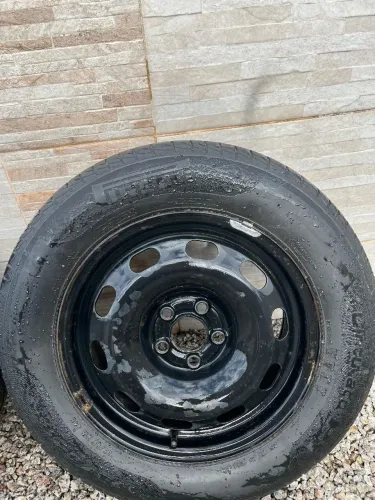 Pneus 195/65/15 e rodas aro 15"