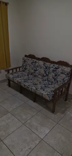 Sofá de três lugares, com estrutura em madeira maciça
