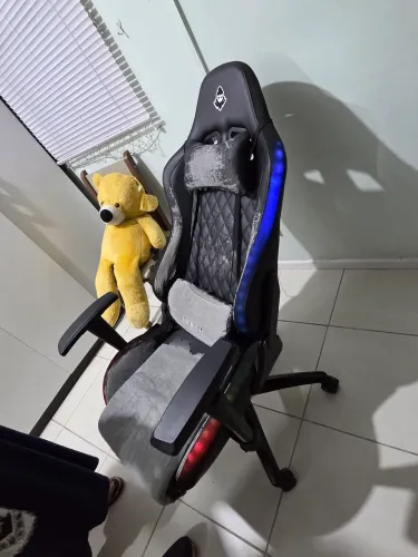 Cadeira gamer sem quebrado, só o couro rasgou RGB