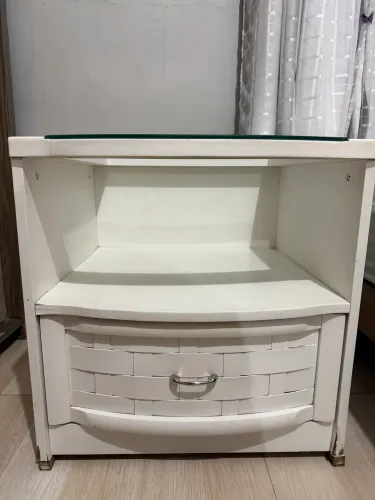 Mesa de Cabeceira Branca com Tampo de Vidro