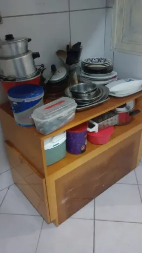 Utensílios de cozinha e com o móvel