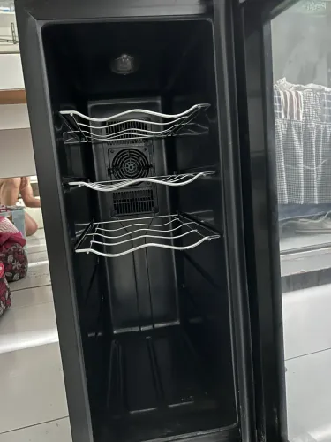 Adega em estado de nova.