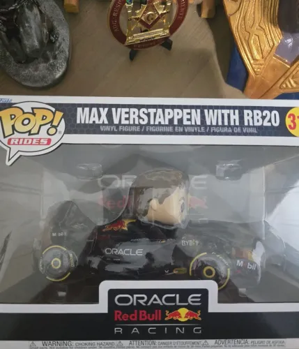 Funko Pop Max Verstappen com carro