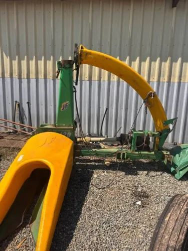 Forrageira ensiladeira JF C 120