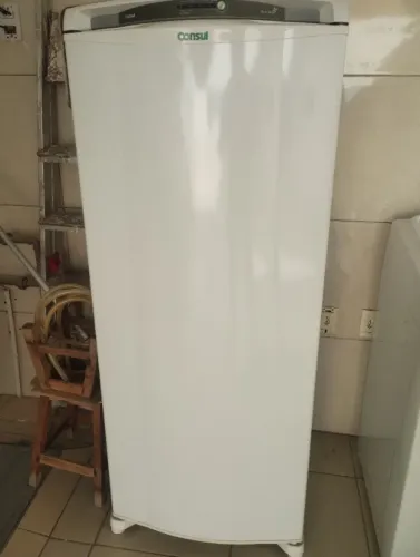 Geladeira sem marcas de uso, bem novinha.