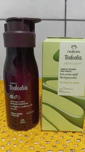 Kit Natura Tododia Cereja Negra e Pistache - Creme Corporal + Sabonetes