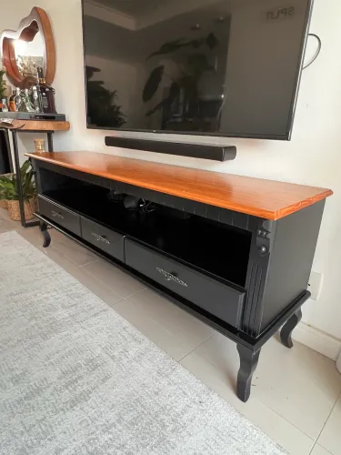 Rack elegante em madeira maciça