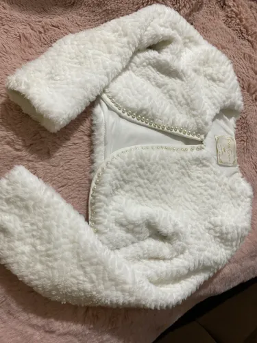 Casaco infantil Petit cherie branco com pelo e pérolas 