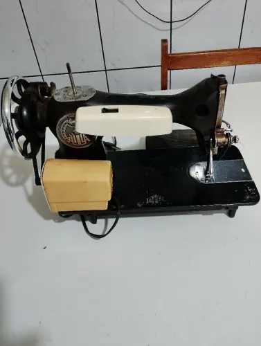 Vendo uma máquina de costura elétrica