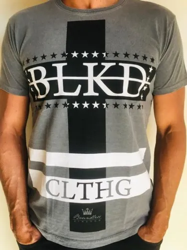 Camiseta Masculina Cinza Claro com Estampa de uma Cruz no Peito - Com Emblema BLKD - 100%