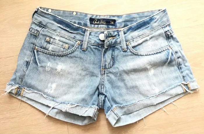 Shorts jeans claro curto