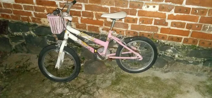 Bicicleta rosa aro 16 em ótimo estado.
