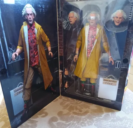 ACTION FIGURE DOC BROWN DOUTOR DE VOLTA PARA O FUTURO 2 ORIGINAL NOVO NA CAIXA