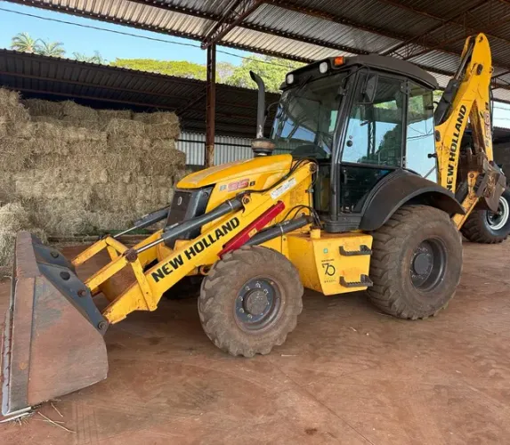 Vendo retroescavadeira new Holland modelo B 95 B