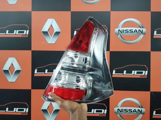 Lanterna direita renault sandero 2013.