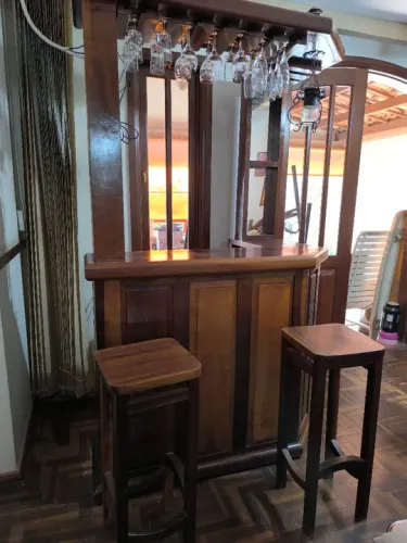 Lindo Bar de madeira macissa 3 bancos URGENTE
