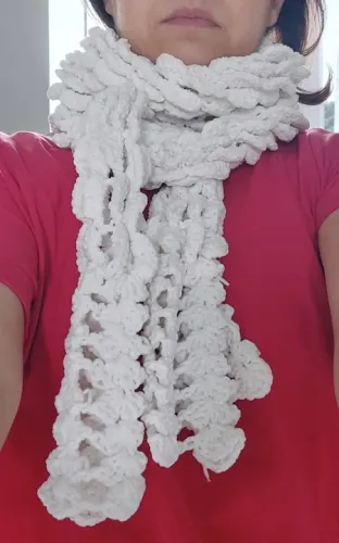 Cachecol/ xale branco, feito em crochê. 