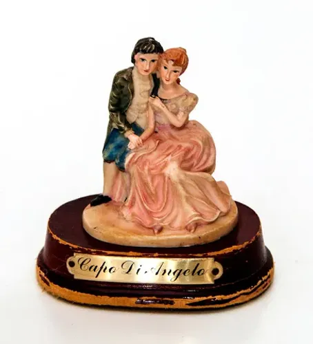Escultura de Casal namorando da Coleção Capo Di Angelo. Tamanho 10x9x6 cm.