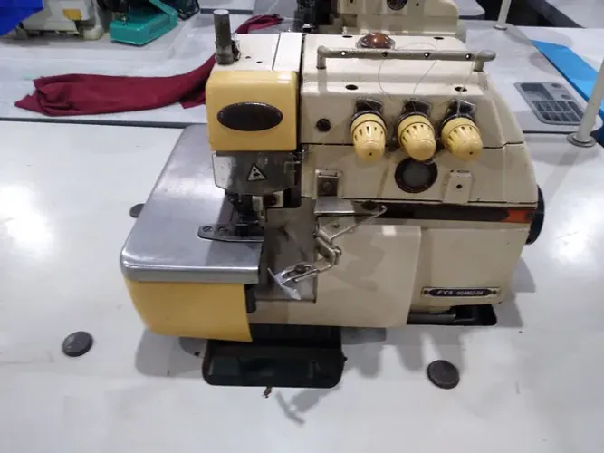 Máquina de costura overloque industrial usada