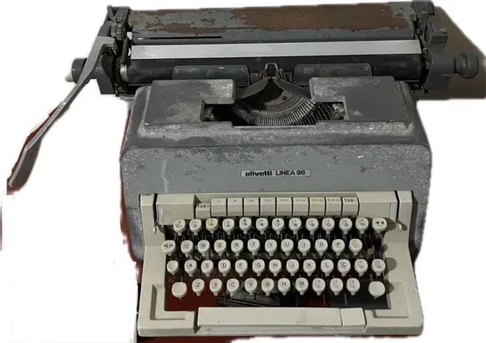 Antiga Máquina De Escrever/Datilografar Olivetti Linea 98