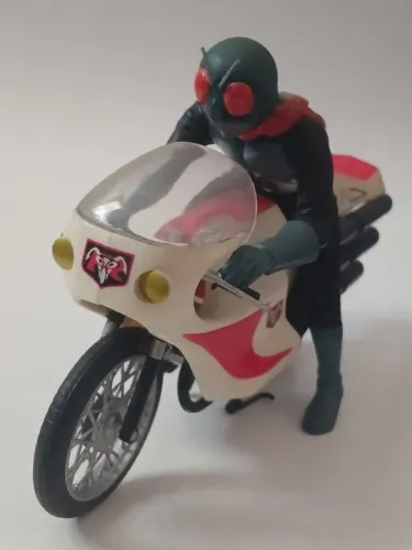 Figura Kamen Rider e moto Cyclone - Aprox.18 cm comprimento