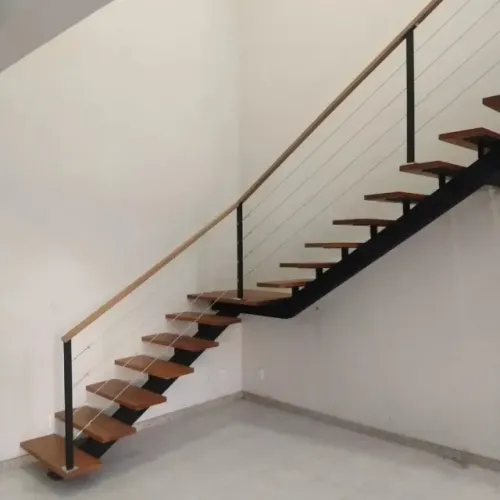 Escada em estrutura metalica e degraus em madeira
