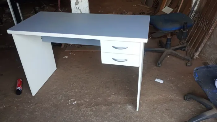 mesa escrivaninha reta com cinza e branca com gavetas